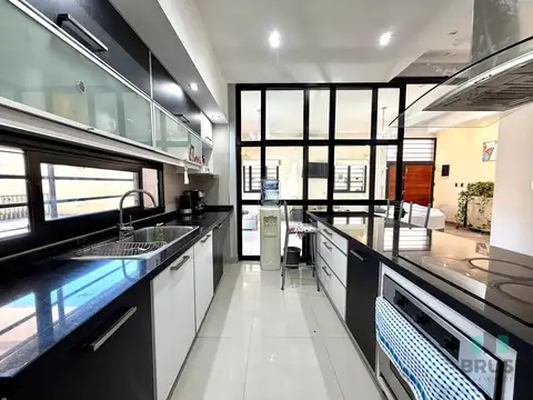CASA EN VENTA EN LOMAS DE ZAMORA - APTO CREDITO - 4 AMBIENTES