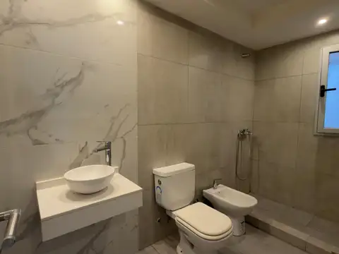 Excelente Departamento De Dos Ambientes Con Balcon Terraza Y Lavadero Independiente. Vista Abierta En Todos Los Ambientes, Muy Luminoso Y Soleado. Muñiz Residencial.
