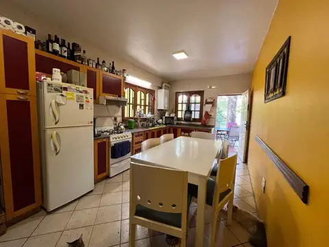 Casa 6 ambientes con 2 baños