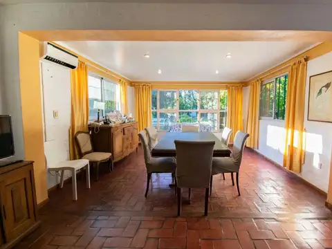 Casa 6 ambientes con 2 baños