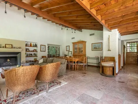 Casa en Venta con 4 cocheras