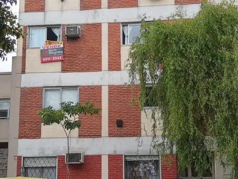 DEPARTAMENTO DE 2 AMBIENTES PEQUEÑO, CON LAVADERO   3er PISO POR ESCALERA  