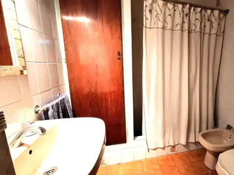 Casa 6 ambientes con 2 baños