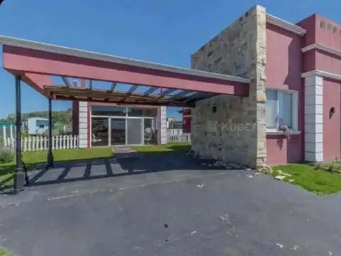Casa 5 ambientes con 3 baños
