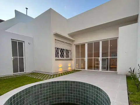 CASA  DE PASILLO A ESTRENAR 2 DORMITORIOS GRAN CALIDAD