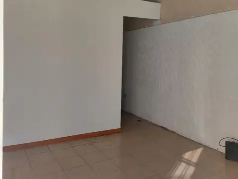 Local en Alquiler en Villa Gobernador Udaondo, $ 420.000