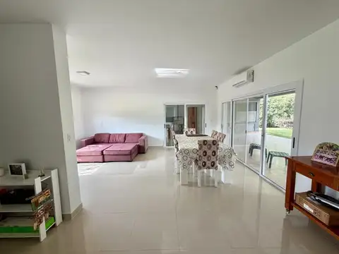 Casa 5 ambientes con 3 baños