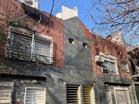VENTA PH TIPO CASA 2 AMBIENTES CON PATIO, ENTRADA INDEPENDIENTE Y SIN EXPENSAS- CABALLITO
