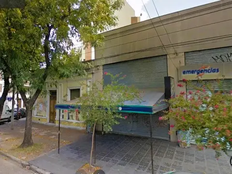 *LOCAL DE 5,80 X 19 CON PATIO Y FONDO LIBRE + ENTREPISO CON OFICINAS, BAÑOS Y VESTUARIO Y LOCAL DE 4,12 X 10,40 CON TOILETTE, KITCHENETTE Y ENTREPISO