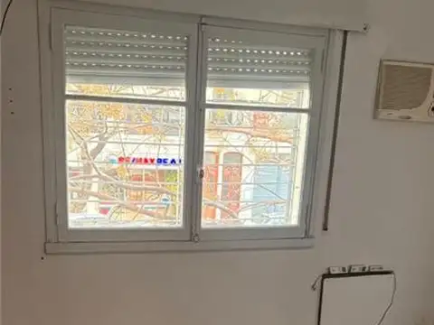 # T/CASA 3 AMB AL FRENTE 1ERO POR ESCALERA, BAJAS EXPENSAS $ 60.000-.  MUY LUMINOSO, EXCELENTE ESTADO, BAÑO Y COCINA " A NUEVOS".