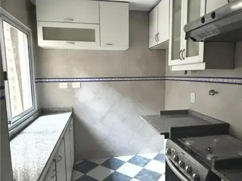 # T/CASA 3 AMB AL FRENTE 1ERO POR ESCALERA, BAJAS EXPENSAS $ 60.000-.  MUY LUMINOSO, EXCELENTE ESTADO, BAÑO Y COCINA " A NUEVOS".