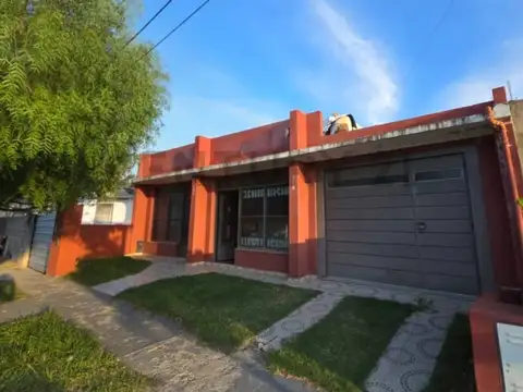 CASA EN MONTE CRISTO + 2 LOCALES COMERCIALES