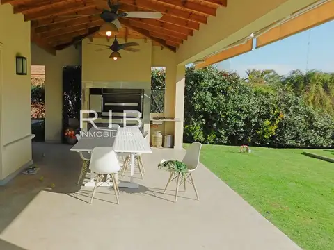 Casa 5 ambientes con 4 baños