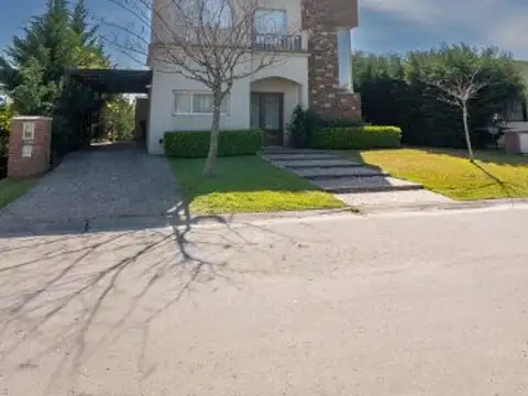 Casa 4 ambientes en Santa Elena Pilar del este