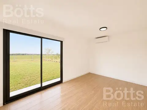 Casa en Alquiler con 3 cocheras