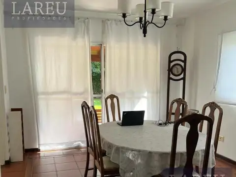 Casa en Alquiler con 2 cocheras