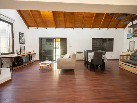 Se vende casa con pileta en Los Molinos
