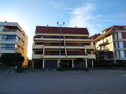 ALQUILER  DEPARTAMENTO SOBRE LINEA DE PLAYA PINAMAR
