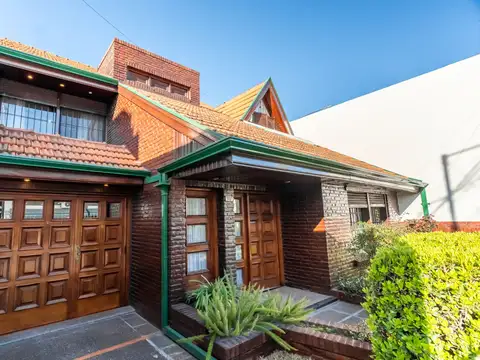 VENTA CASA 4 AMBIENTES CON COCHERA Y JARDIN WILDE