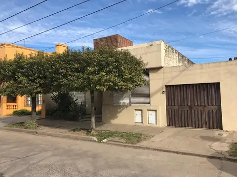 CASA 3 DORM. 2 BAÑOS - LOTE 250 M2 - GALERIA - DPTO. COCHERA - LOBOS CENTRO