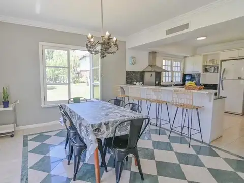 Casa en Venta con 4 cocheras