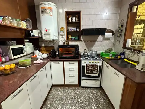 Casa 4 ambientes con 2 baños