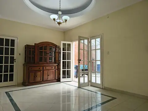Casa en Alquiler con 2 cocheras
