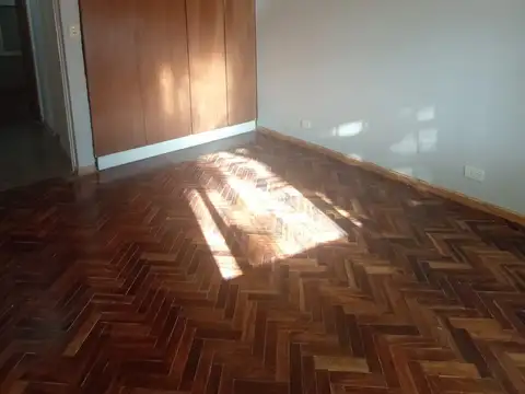 Casa de tres dormitorios con quincho y terraza