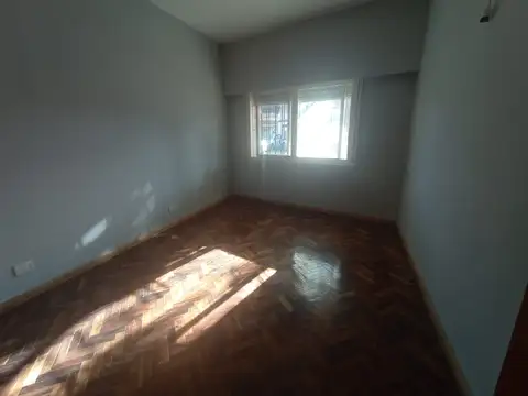 Casa de tres dormitorios con quincho y terraza