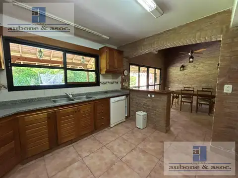 Casa en Alquiler con 4 cocheras