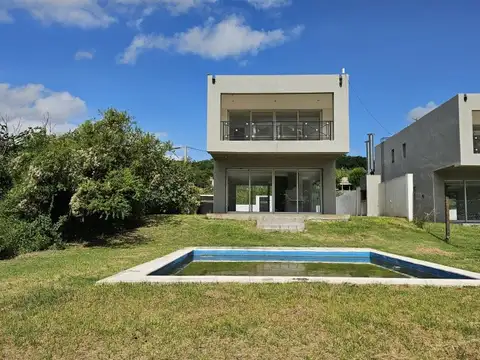 Dúplex sobre Av. Costanera, con vista al rio, dos dormitorios en suite, con pileta y jardín