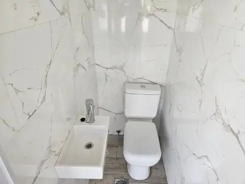 Dúplex sobre Av. Costanera, con vista al rio, dos dormitorios en suite, con pileta y jardín