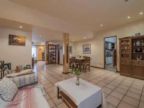Casa con local comercial en VENTA! Saavedra