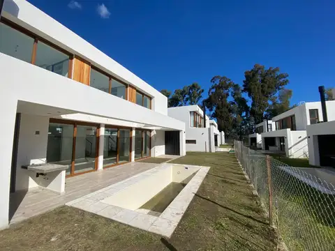 Casa 4 ambientes con 3 baños