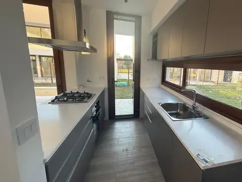 Casa en Alquiler con 1 cochera