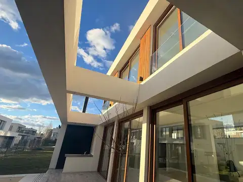 Casa en Alquiler en City Bell, USD 2.200