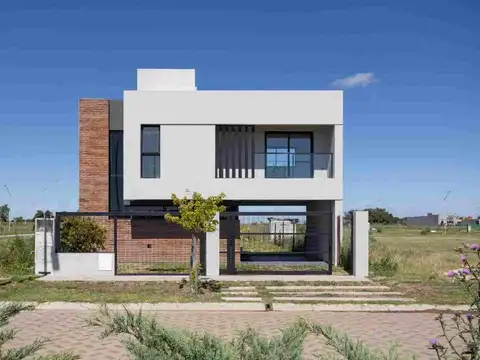 MODERNA CASA EN VENTA - BARRIO ECOTIERRA