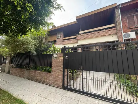 Casa 5 ambientes jardín. - Olivos.
