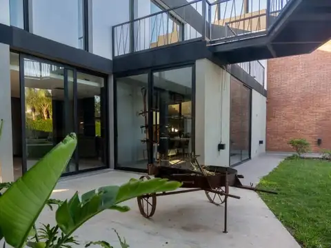 Casa en Alquiler con 1 cochera