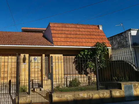 Casa con Cochera y Terraza en Excelente Zona de Lomas de Zamora
