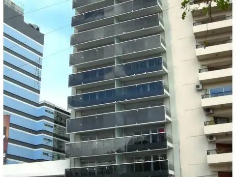 Impecable oficina de categoría sobre corredor Libertador