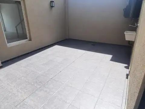 EXCLUSIVO DEPARTAMENTO A ESTRENAR DE TRES AMBIENTES EN DUPLEX CON PATIO Y BALCÓN