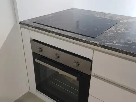 Excelente unidad 3 ambientes con terraza propia, cochera cubierta. Detalles de categ. Olivos