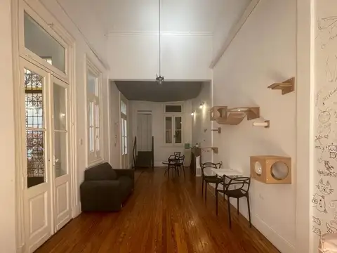 IMPONENTE EDIFICIO EN BLOCK  ESTILO FRANCÉS CON IMPORTANTE LOCAL COMERCIAL EN PB Y SS
