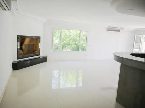 Casa 5 ambientes con 4 baños