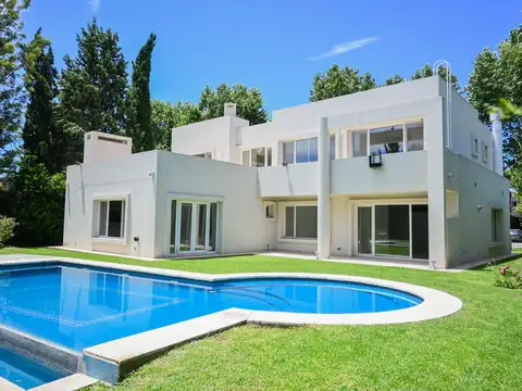 Casa en venta sobre amplio lote en Ayres de Pilar