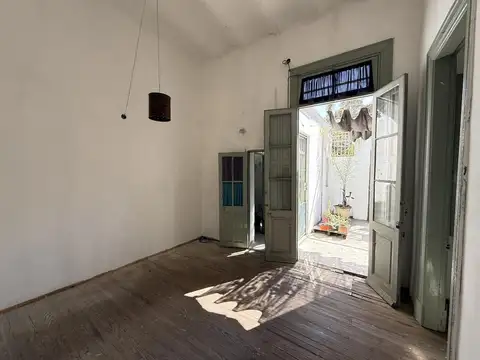 Depto pasillo. 2 habitaciones. Patio. Comodin. Sin expensas