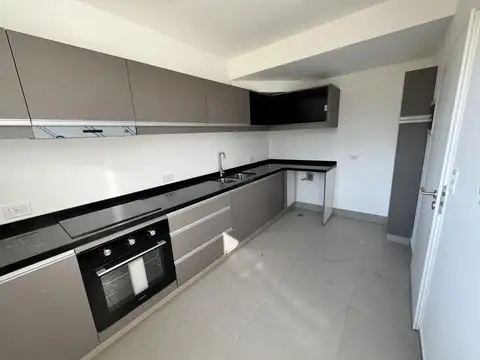 Casa en Alquiler con 2 cocheras