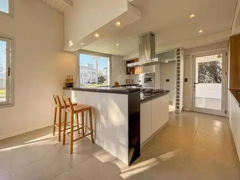 Casa 4 ambientes con 3 baños