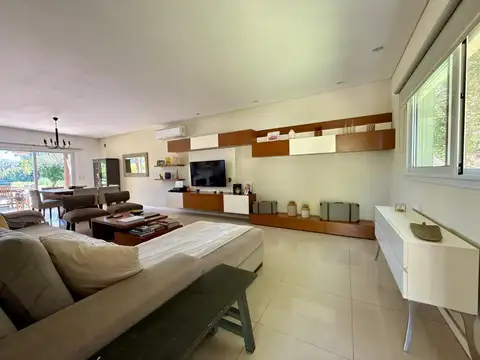 Casa en Venta con 4 cocheras